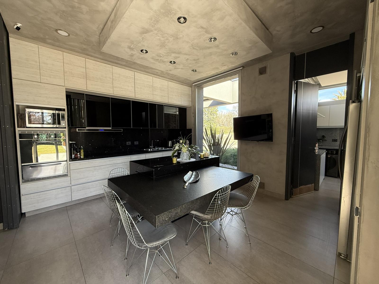 7300130_88584169695886700422463215264812536305543695649119390701734500230042547894053