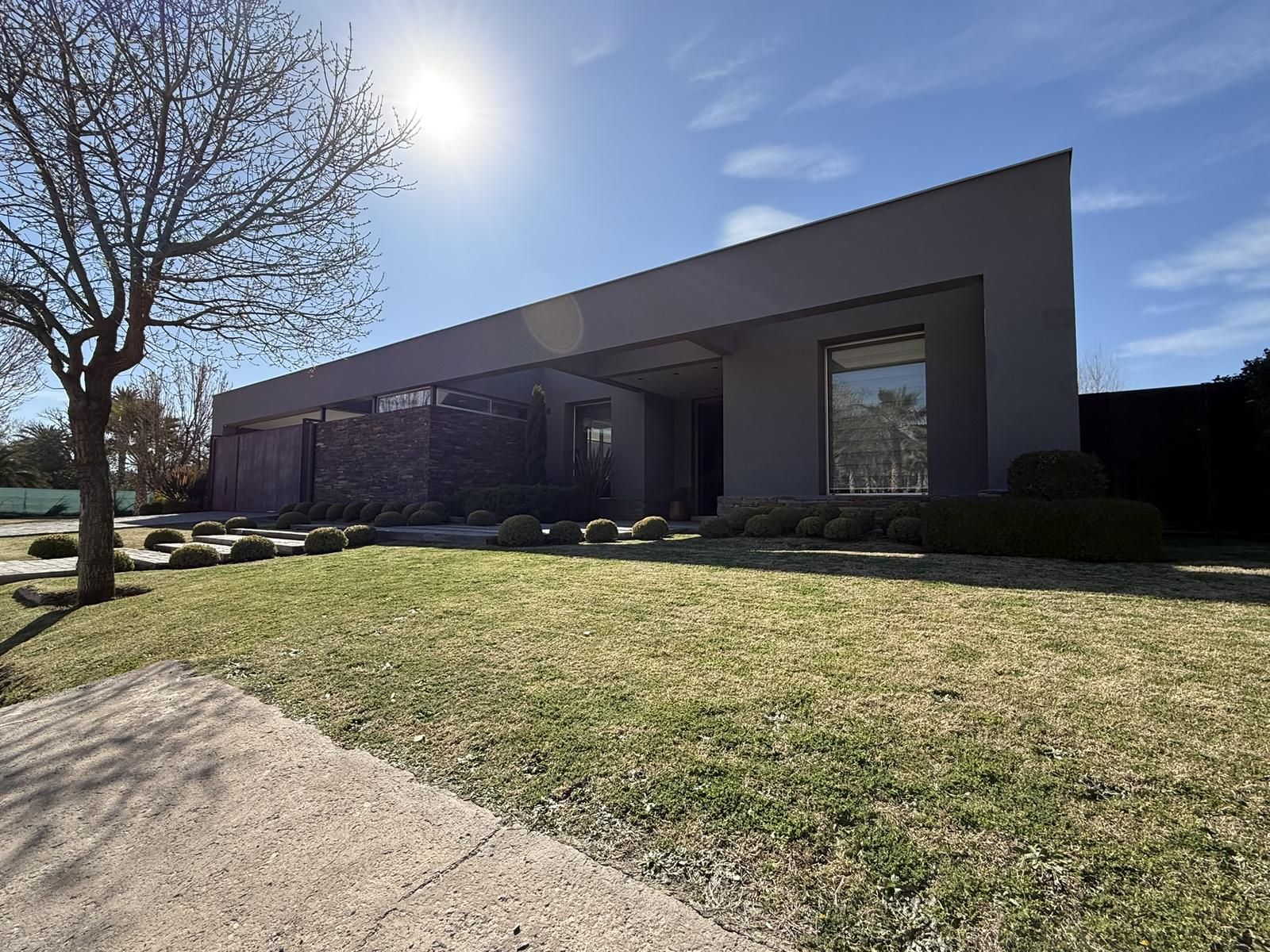 7300130_93468273557331274715826966930855482553785815656313804194724896745120639470845