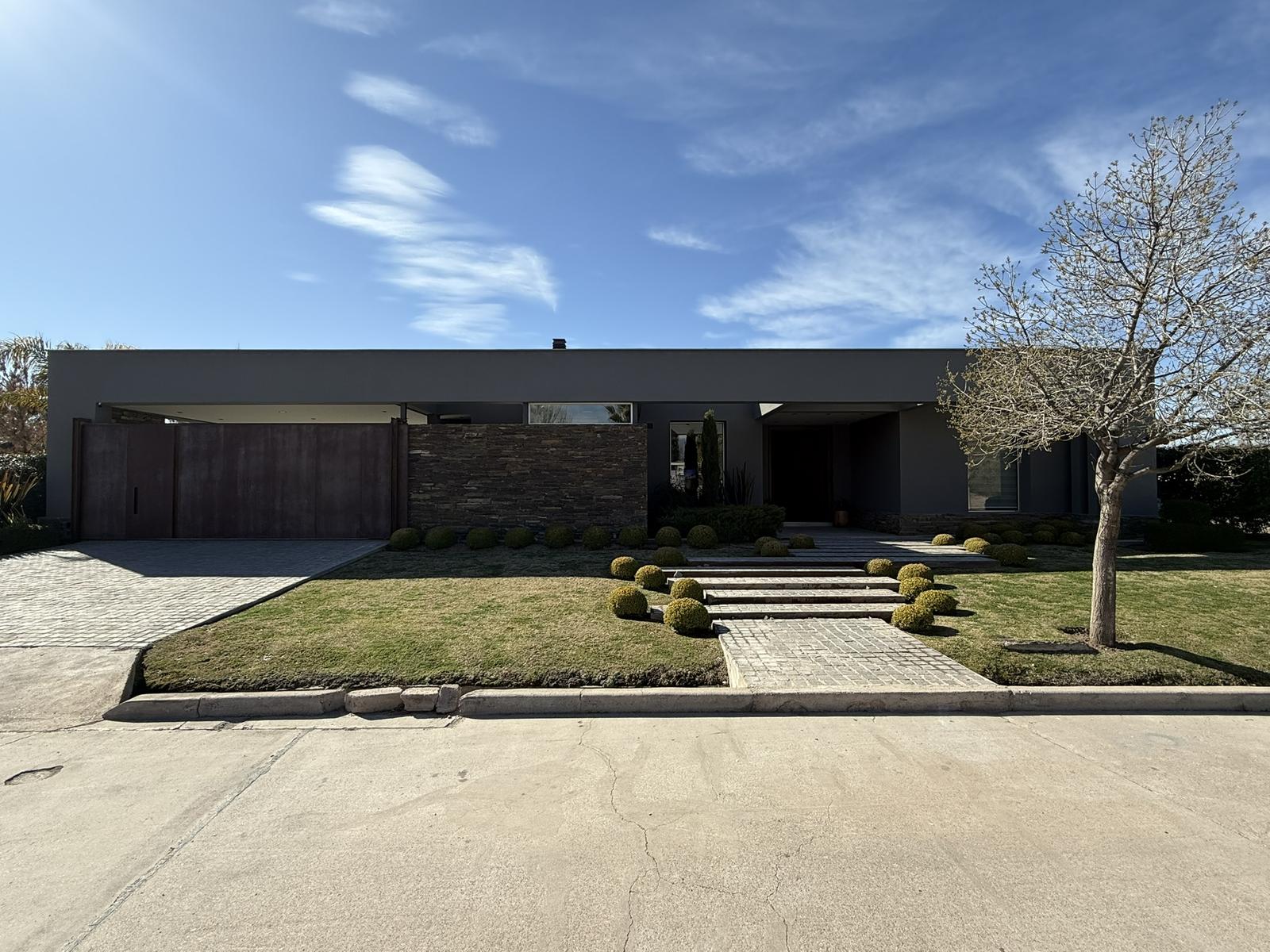 7300130_98019994061023699933491012171160493217794293186549297084271723113429431333897